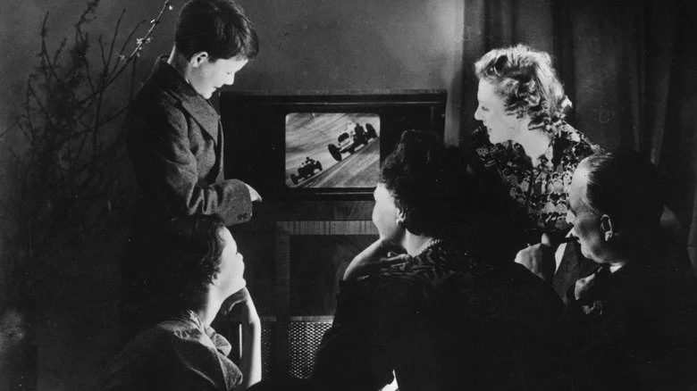 Une famille regardant la télévision ensemble