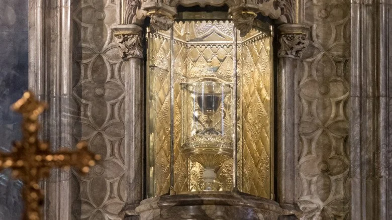 Santo Caliz displayed in an altar