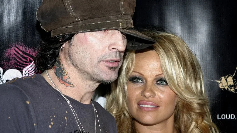 Tommy Lee et Pamela Anderson s'enlaçant