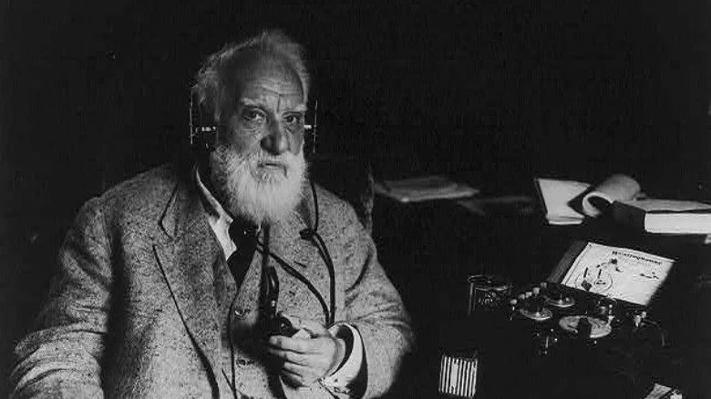 Alexander Graham Bell écoutant la radio