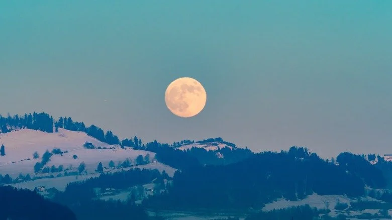 lune pleine sur la neige