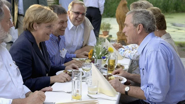 George Bush mangeant avec Angela Merkel