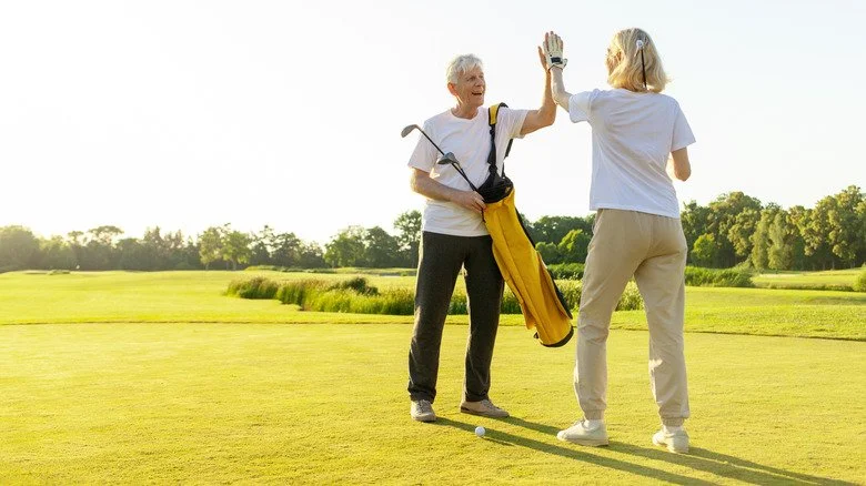 couple âgé jouant au golf