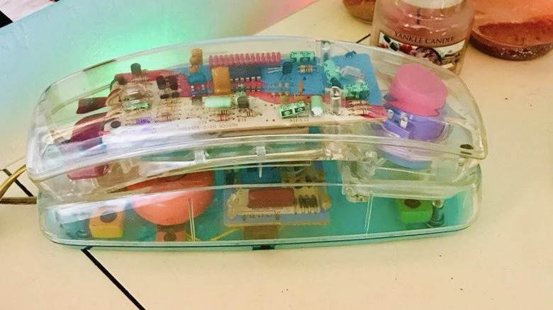 Téléphone transparent des années 90