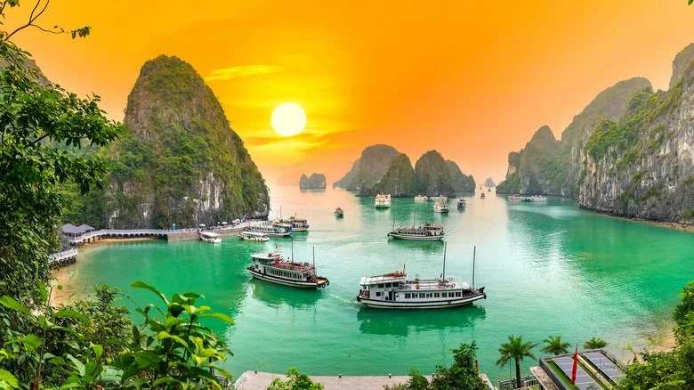 coucher de soleil dans la baie du Vietnam