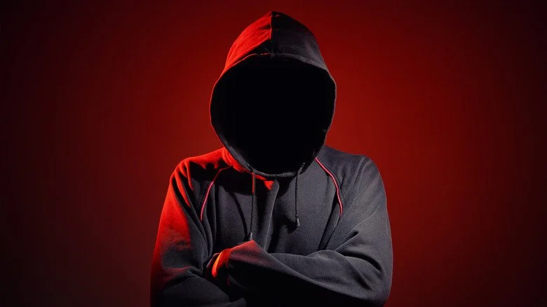 Homme portant une capuche