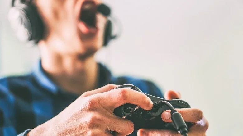 un gars jouant à un jeu vidéo