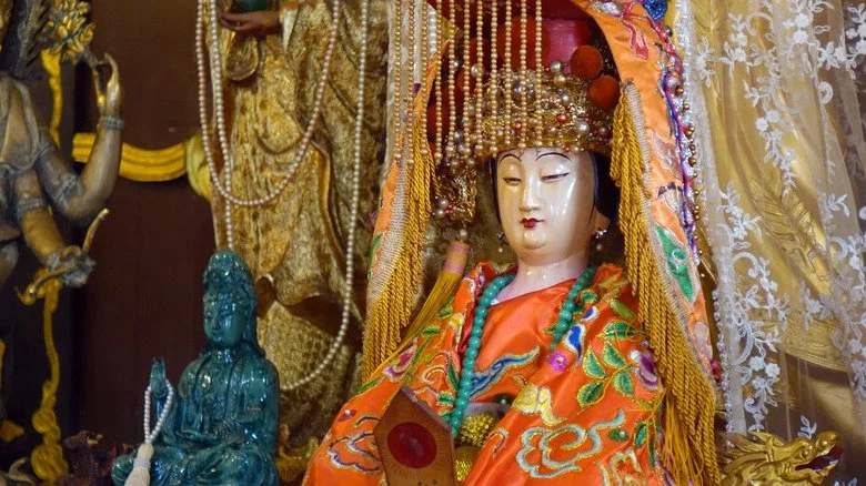 Statue de Xi Wangmu sur un autel