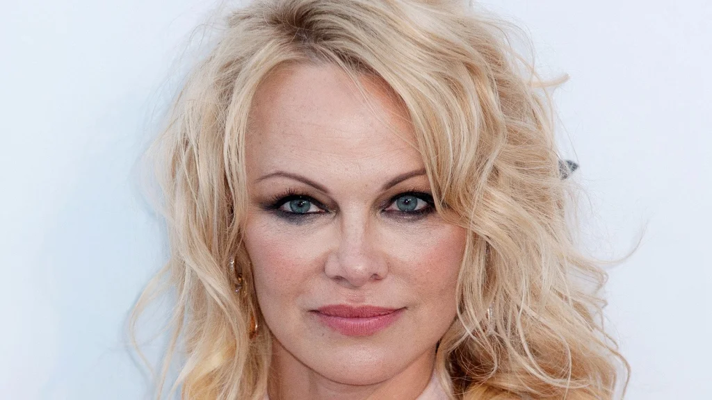 Comment Pamela Anderson a été découverte de manière surprenante