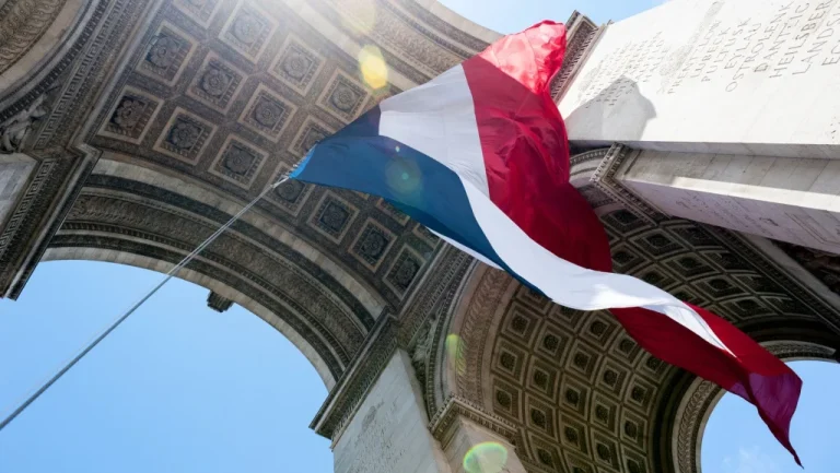 Comprendre la &lsquo;chute&rsquo; du gouvernement français