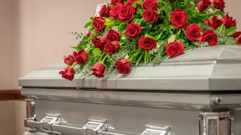 Embaumement : Est-il nécessaire avant l&rsquo;inhumation ou la crémation ?