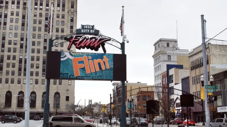 La loi bizarre du Michigan sur les pantalons : un débat hilarant