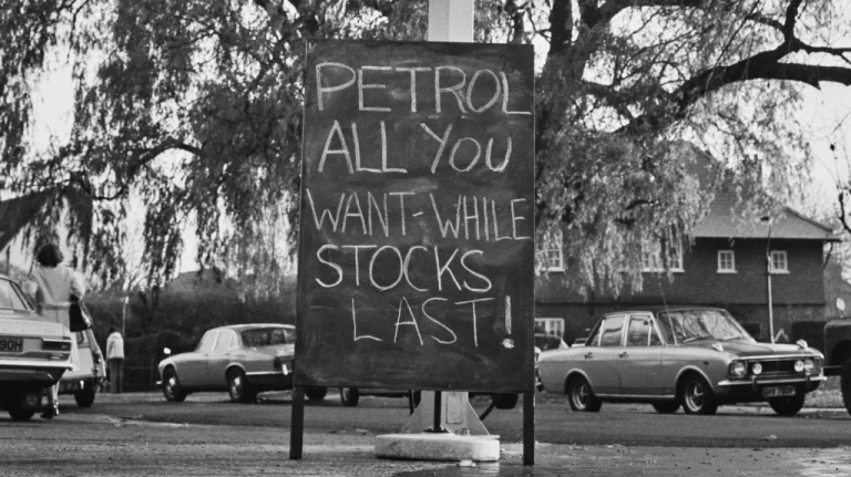 Retour sur la crise pétrolière de 1973 : causes et conséquences