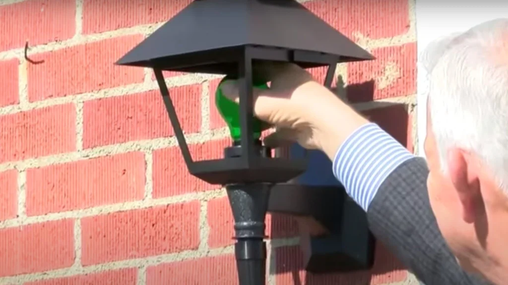 Signification de la lumière verte sur le porche : un hommage citoyen