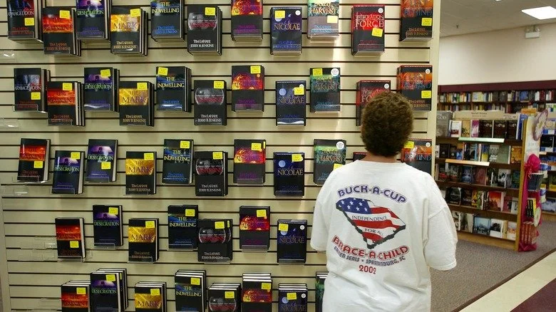 Client consultant la série 'Left Behind'