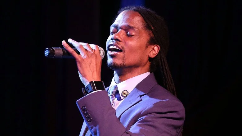 Landau Eugene Murphy Jr. chante dans un microphone les yeux fermés