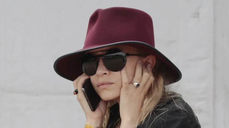 Mary-Kate Olsen avec un chapeau maroon et des lunettes de soleil