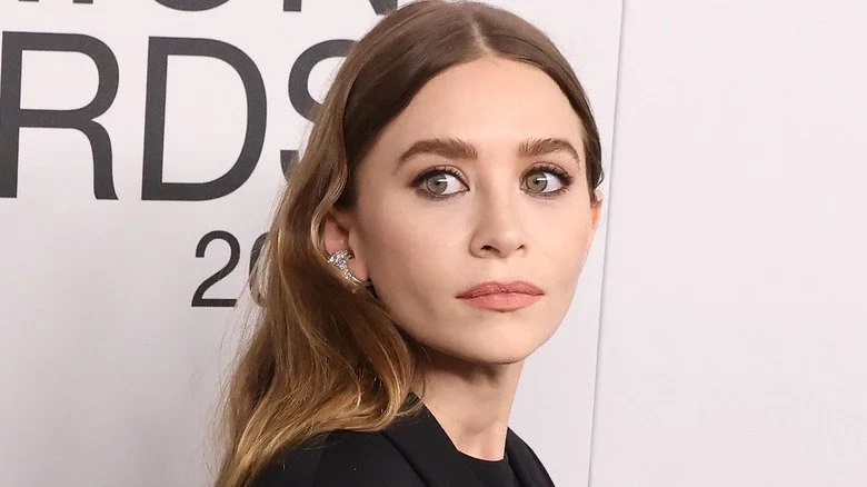 Ashley Olsen regardant au loin