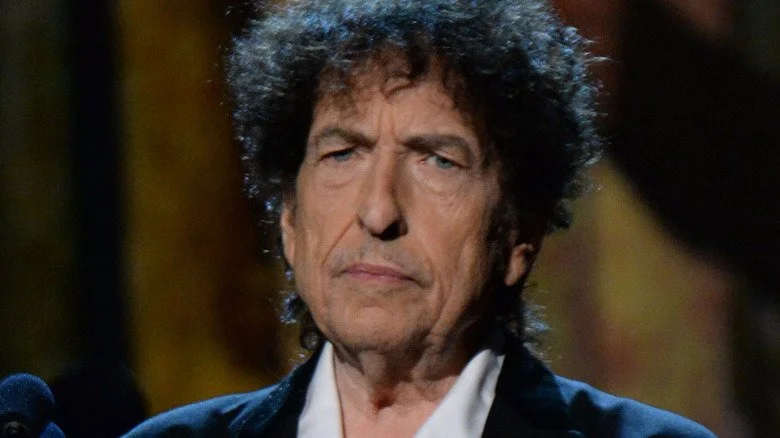 Bob Dylan avec des cheveux bouclés