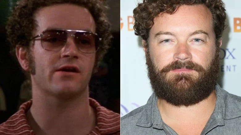 Danny Masterson dans le rôle de Hyde dans That '70s Show, squintant vers la caméra avec une barbe dans les années 2020