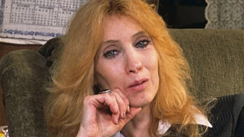 Debbie Nelson assise dans un fauteuil avec la tête sur la main