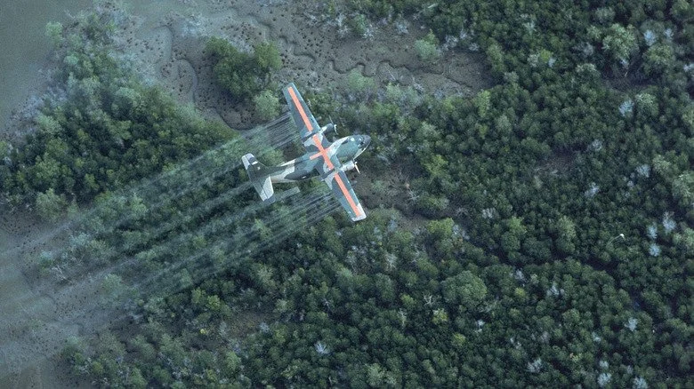 Militaire planifiant le largage d'Agent Orange sur les forêts au Vietnam