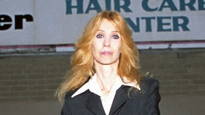 Debbie Nelson devant un salon de coiffure