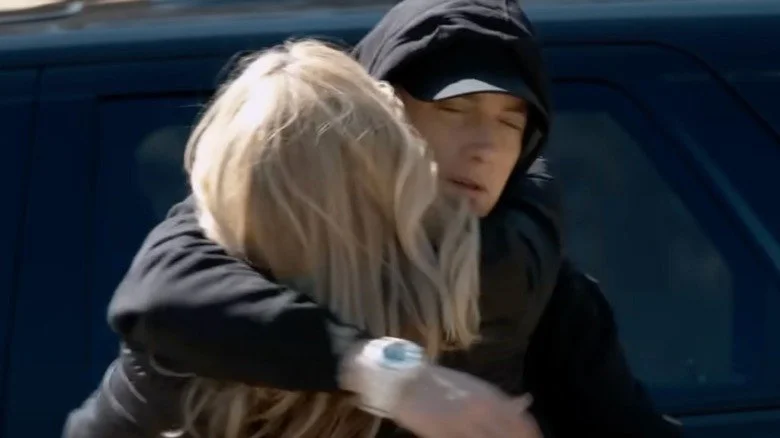 Eminem embrasse une imitation de sa mère dans le clip de 'Headlights'