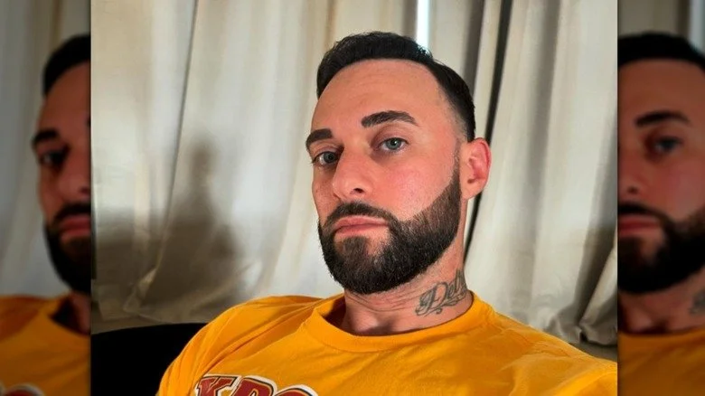 Nathan Mathers, le demi-frère d'Eminem, assis sur un canapé avec un t-shirt jaune