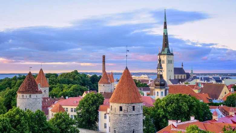 Les clochers de Tallinn sous un ciel bleu