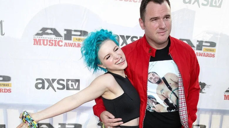 Hayley Williams et Chad Gilbert posant sur le tapis rouge lors d'un événement