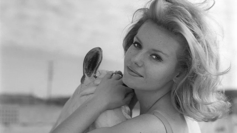 Actrice Sharon Farrell posant sur une plage