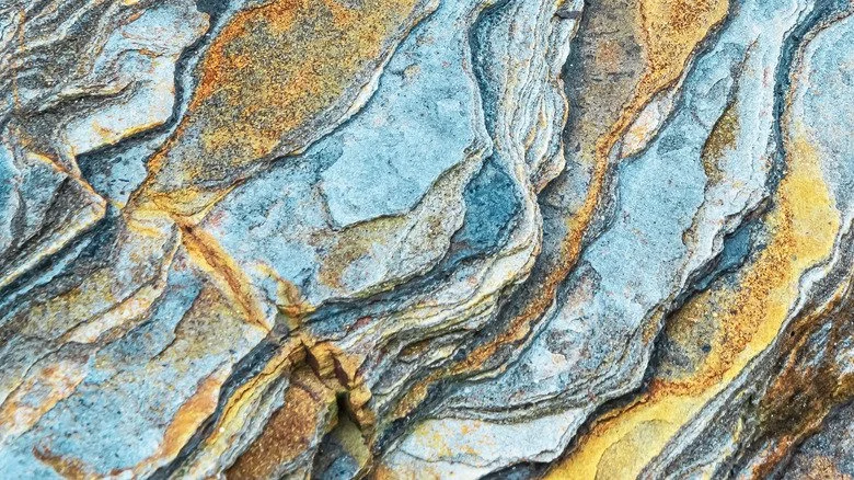couches de roche bleu et jaune