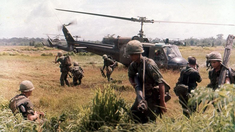 Troupes américaines devant un hélicoptère pendant la guerre du Vietnam