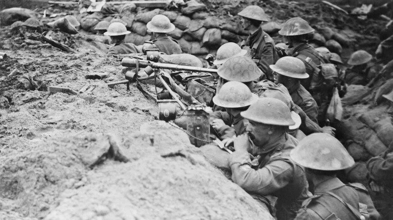 Groupe de soldats britanniques dans une tranchée de la Première Guerre Mondiale