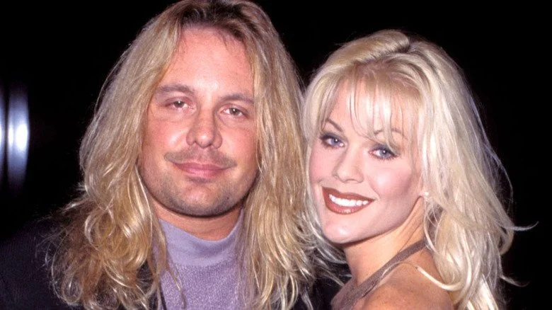 Vince Neil et Heidi Mark posant lors d'un événement