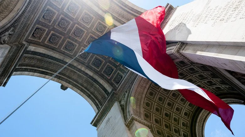 Drapeau français sous l'Arc de Triomphe