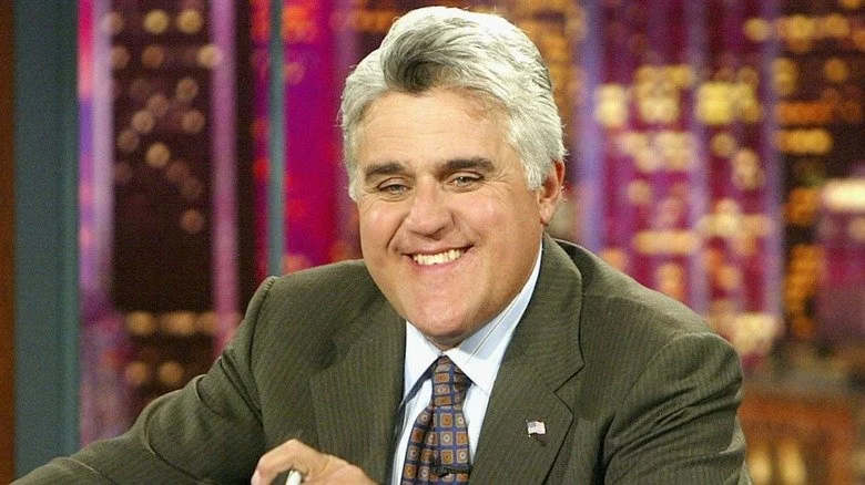 Jay Leno animant The Tonight Show et souriant