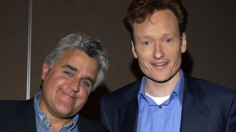Jay Leno souriant avec Conan O'Brien