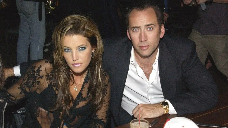 Lisa Marie Presley et Nicolas Cage assis à une table lors d'un événement