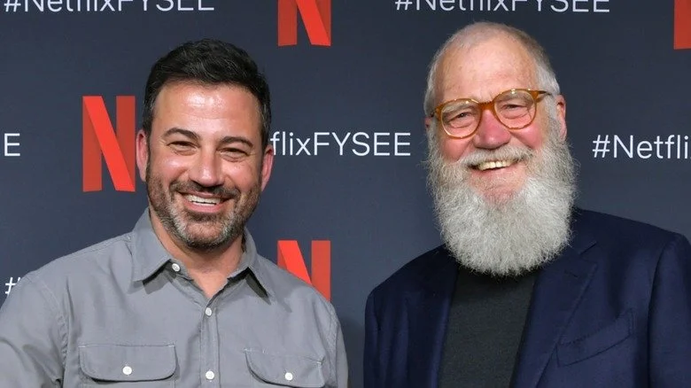 Jimmy Kimmel et David Letterman souriant et se serrant la main lors d'un événement Netflix