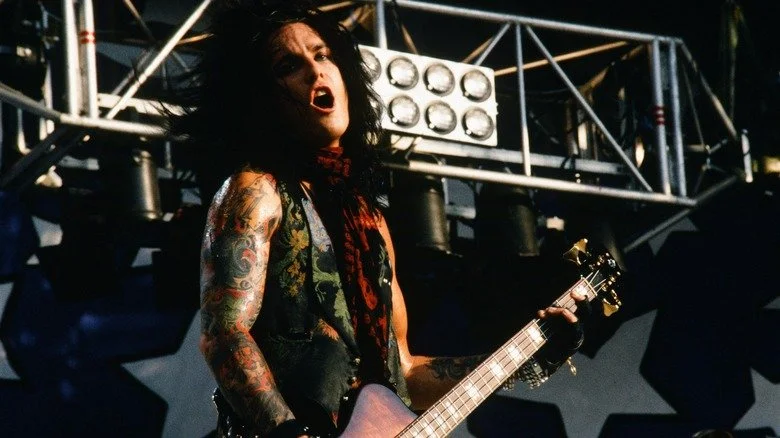 Nikki Sixx chantant