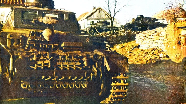 Les Panzers entrent dans un village