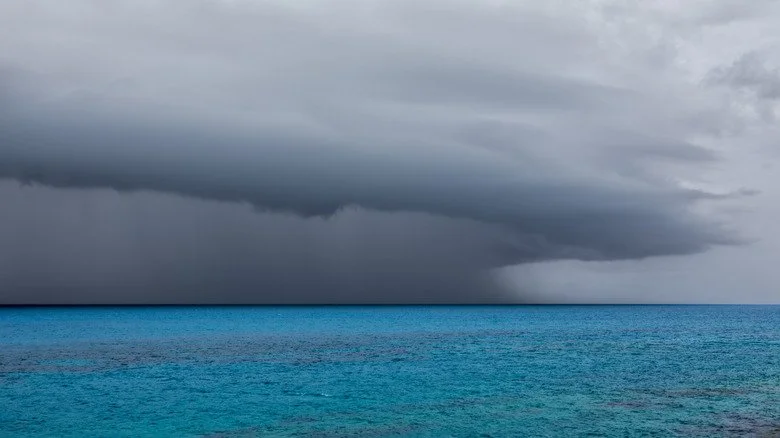 Un orage violent au-dessus de l'océan au large des côtes des Bermudes.