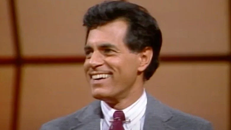 Peter Tomarken souriant en animant Press Your Luck