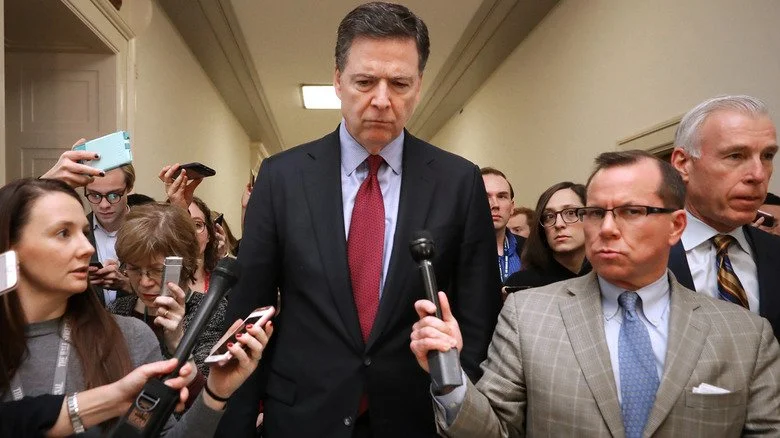 Reporters entourent James Comey