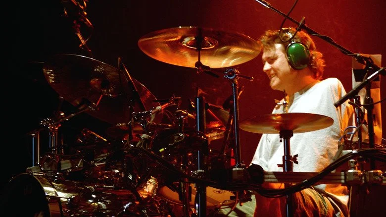 Rick Allen jouant avec un bras