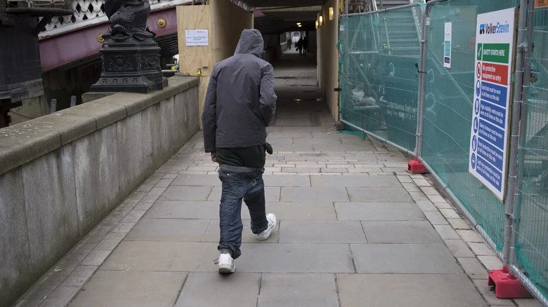 Jeune homme avec un pantalon tombant