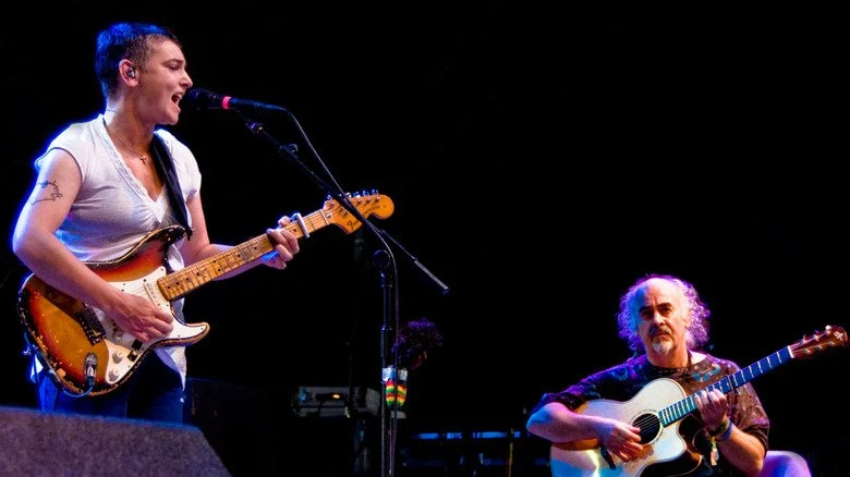 Sinead O'Connor et Steve Cooney jouant de la guitare sur scène