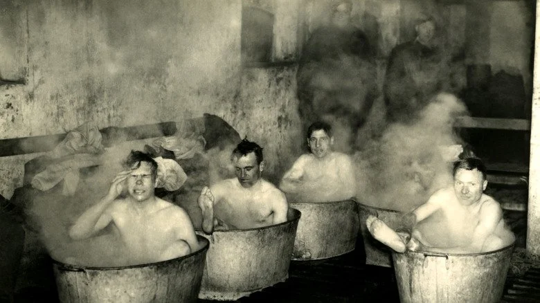 Soldats britanniques se baignant dans des baignoires en métal